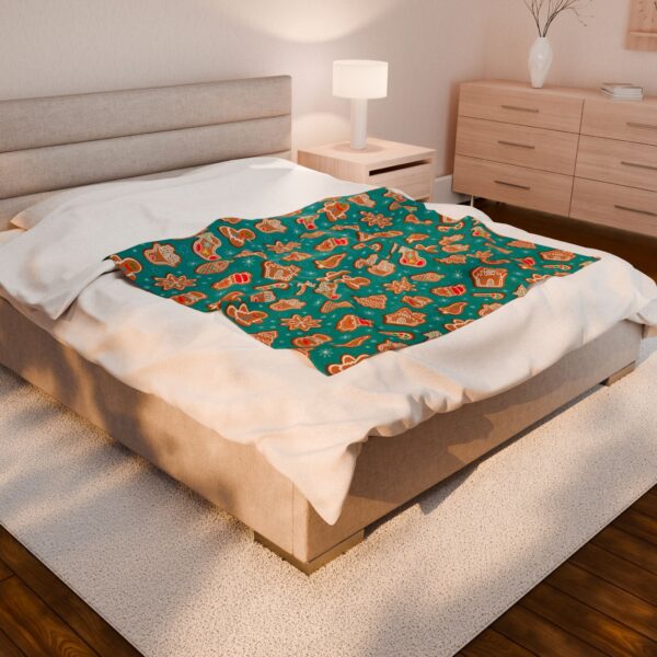 Holiday Gingerbread Pattern Velveteen Plush Blanket — Cozy Christmas Throw